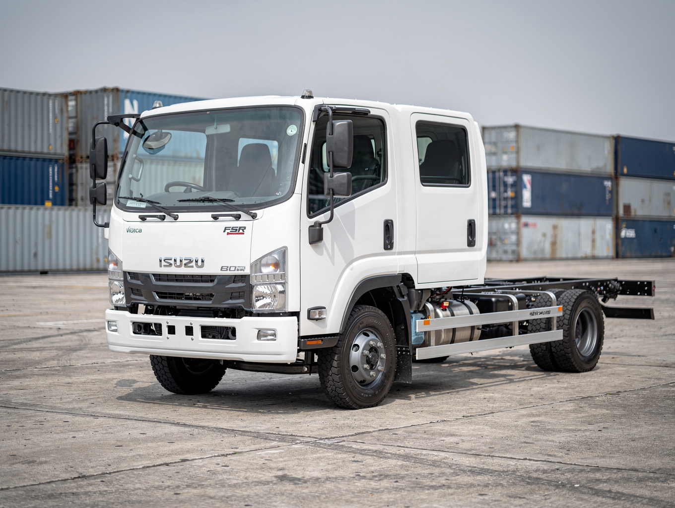 Isuzu Forward exterior view